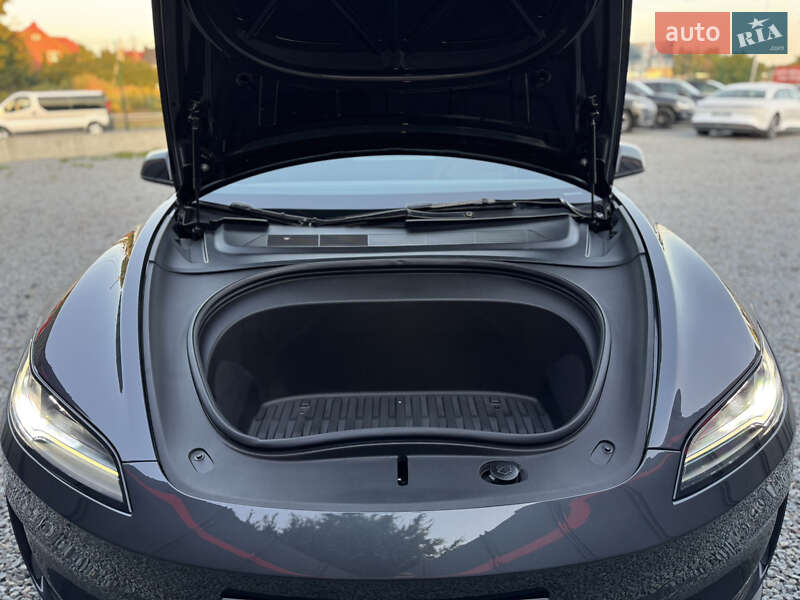 Седан Tesla Model 3 2024 в Луцке