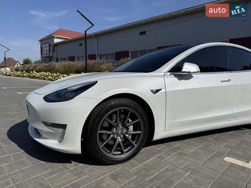 Седан Tesla Model 3 2020 в Луцке