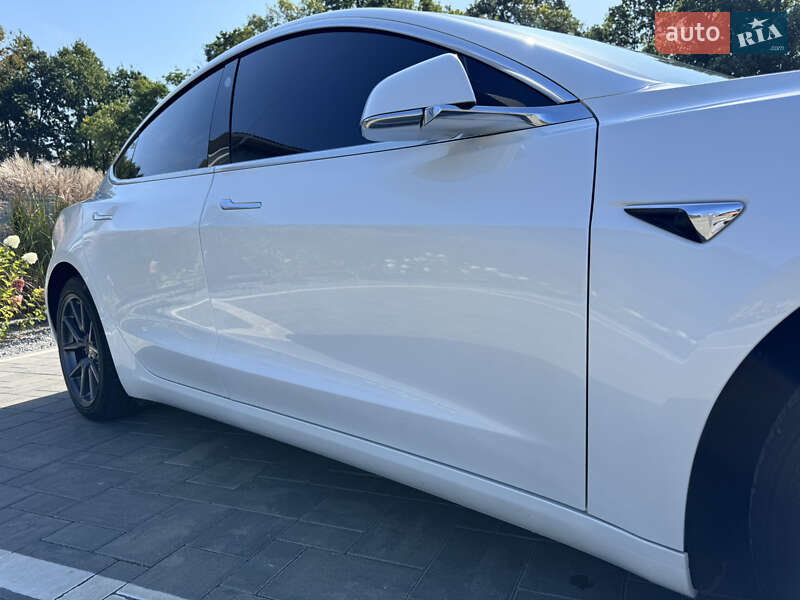Седан Tesla Model 3 2020 в Луцке