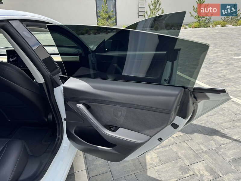Седан Tesla Model 3 2020 в Луцке