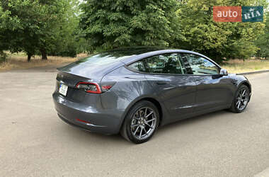 Седан Tesla Model 3 2022 в 