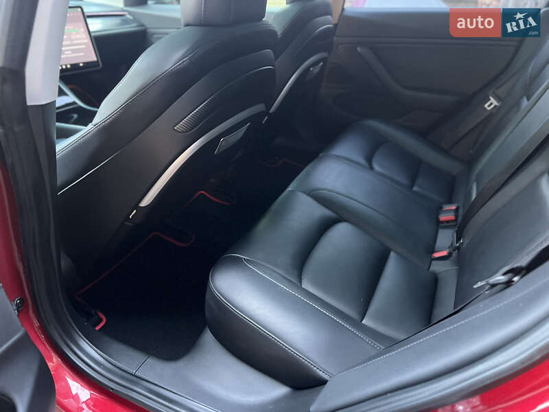 Седан Tesla Model 3 2018 в Львове