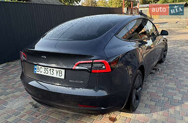 Седан Tesla Model 3 2022 в 