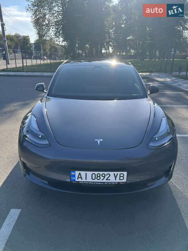 Седан Tesla Model 3 2022 в Бучі