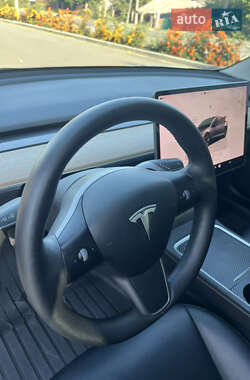 Седан Tesla Model 3 2022 в Бучі