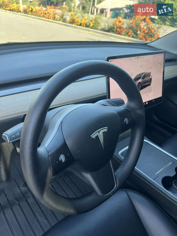 Седан Tesla Model 3 2022 в Бучі