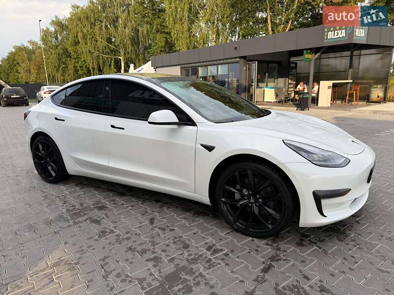 Седан Tesla Model 3 2019 в Володимирі