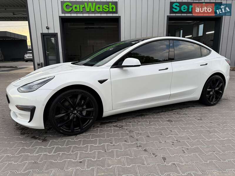 Седан Tesla Model 3 2019 в Володимирі