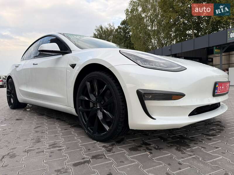 Седан Tesla Model 3 2019 в Володимирі