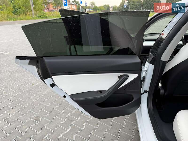 Седан Tesla Model 3 2019 в Володимирі