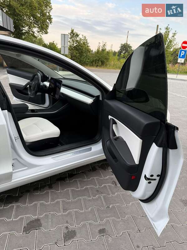Седан Tesla Model 3 2019 в Володимирі
