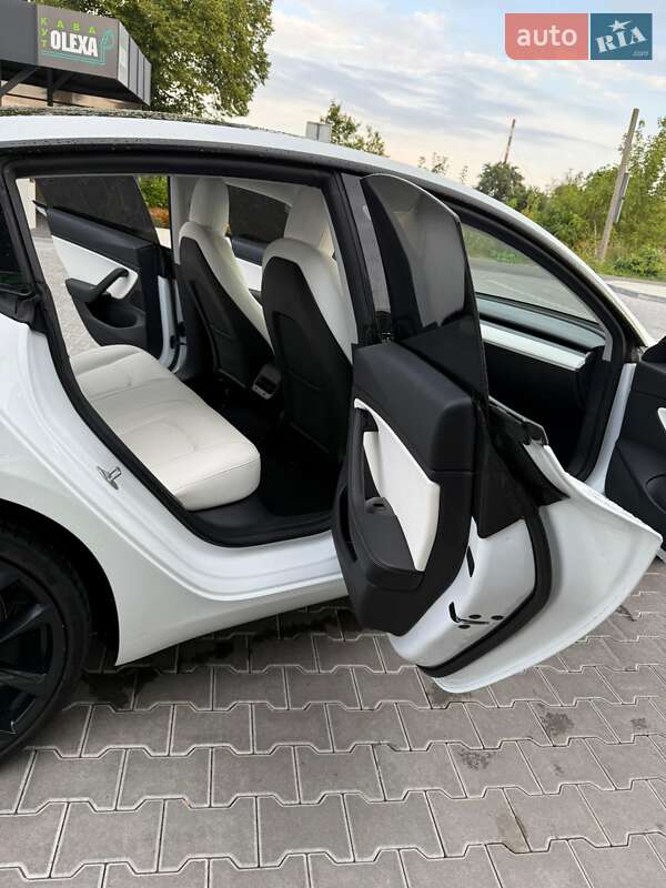 Седан Tesla Model 3 2019 в Володимирі