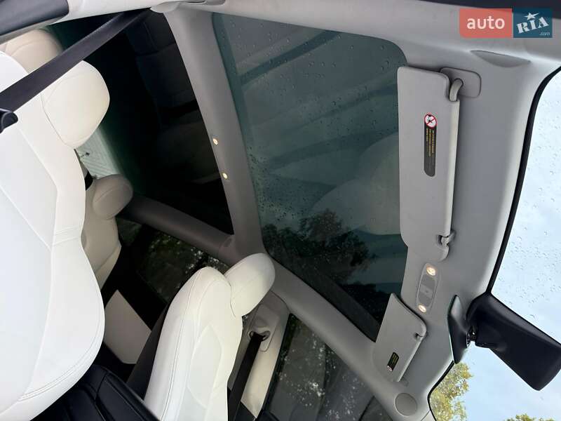 Седан Tesla Model 3 2019 в Володимирі