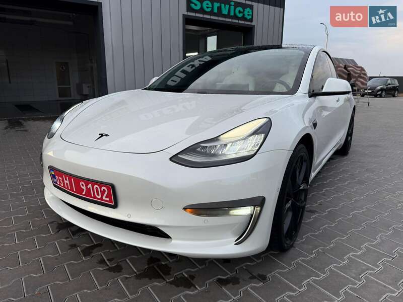 Седан Tesla Model 3 2019 в Володимирі