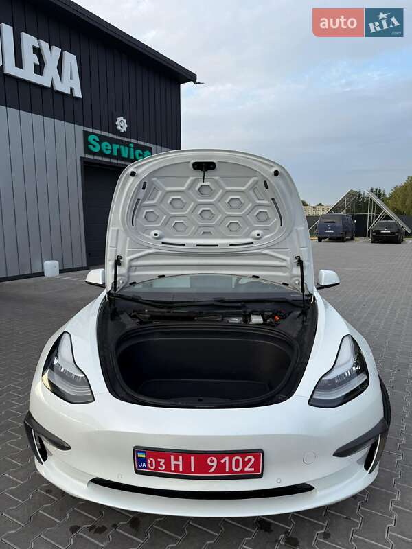Седан Tesla Model 3 2019 в Володимирі