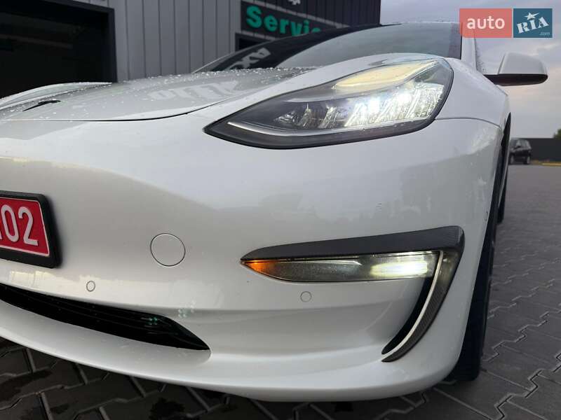 Седан Tesla Model 3 2019 в Володимирі