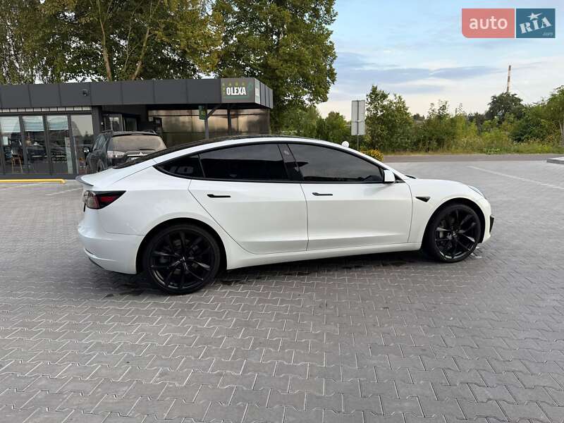 Седан Tesla Model 3 2019 в Володимирі