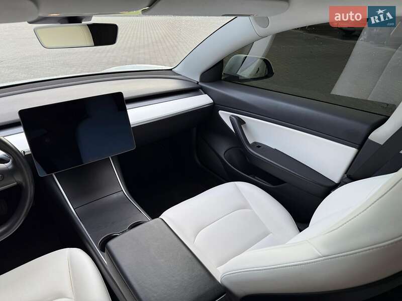 Седан Tesla Model 3 2019 в Володимирі