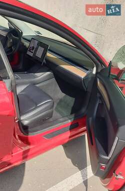 Седан Tesla Model 3 2023 в 