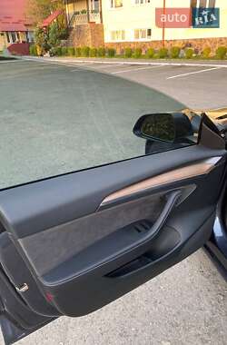 Седан Tesla Model 3 2023 в 