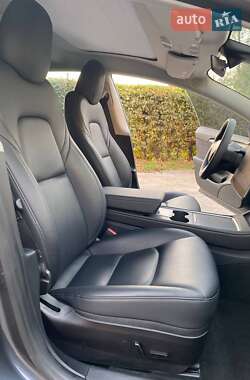 Седан Tesla Model 3 2023 в 