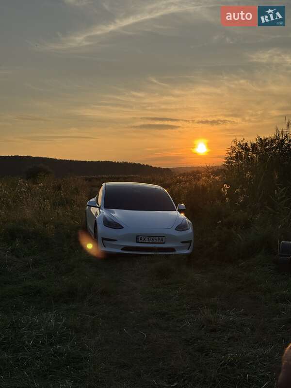 Седан Tesla Model 3 2021 в 