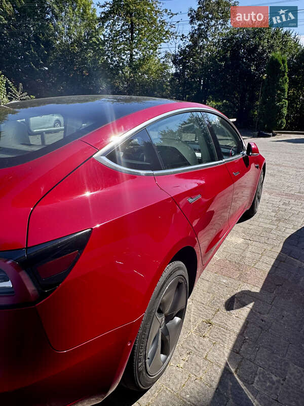 Седан Tesla Model 3 2019 в Львові