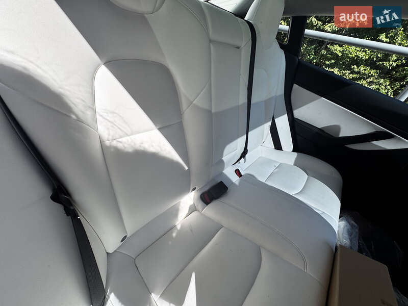 Седан Tesla Model 3 2019 в Львові