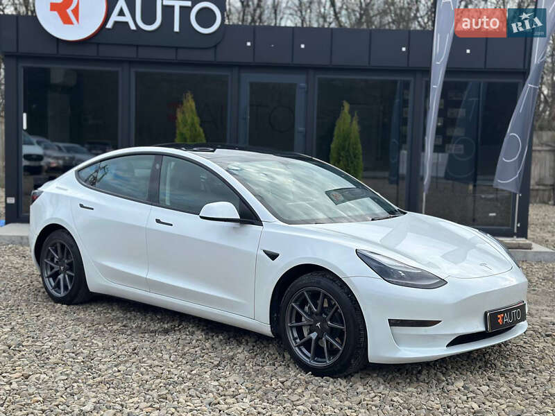 Седан Tesla Model 3 2022 в Львове