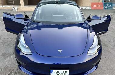 Седан Tesla Model 3 2022 в 