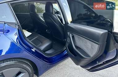 Седан Tesla Model 3 2022 в 
