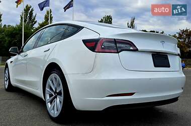 Седан Tesla Model 3 2022 в 