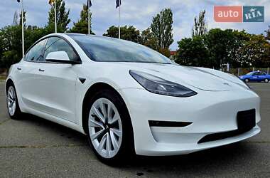 Седан Tesla Model 3 2022 в 