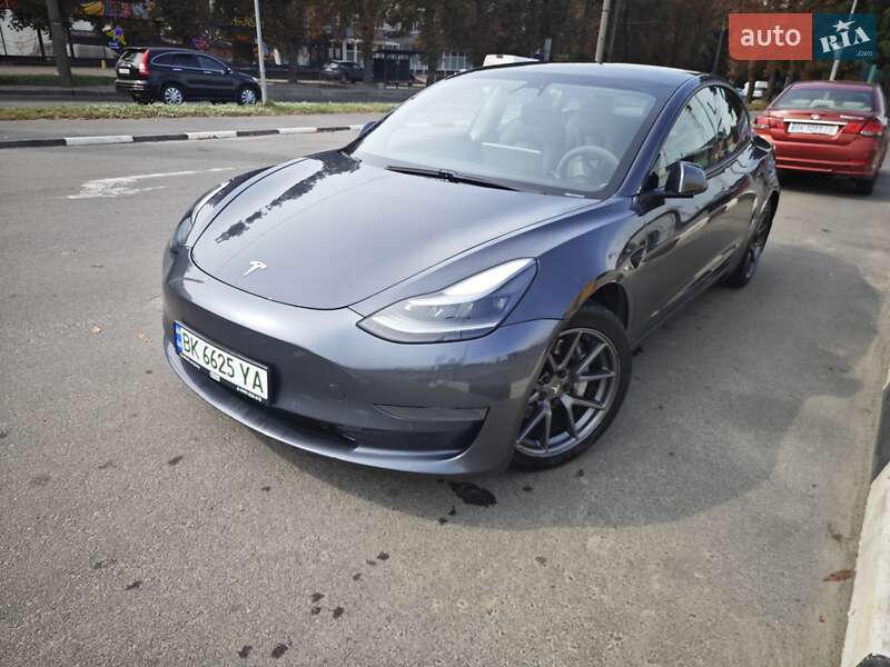 Седан Tesla Model 3 2021 в 