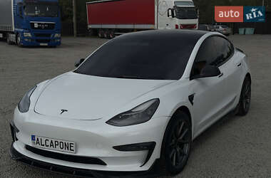Седан Tesla Model 3 2022 в 