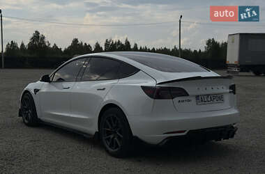 Седан Tesla Model 3 2022 в 