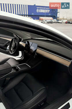 Седан Tesla Model 3 2022 в 