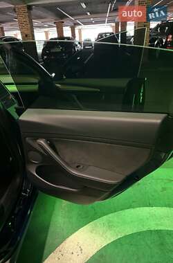 Седан Tesla Model 3 2022 в 