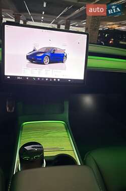 Седан Tesla Model 3 2022 в 