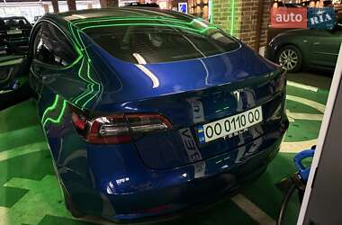 Седан Tesla Model 3 2022 в 