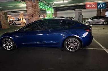 Седан Tesla Model 3 2022 в 