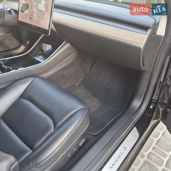 Седан Tesla Model 3 2018 в Житомирі