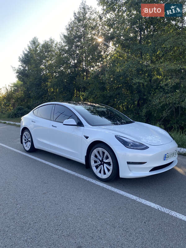 Седан Tesla Model 3 2022 в 