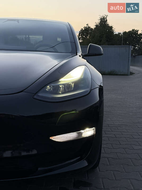 Седан Tesla Model 3 2021 в Луцке