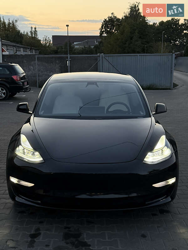 Седан Tesla Model 3 2021 в Луцке