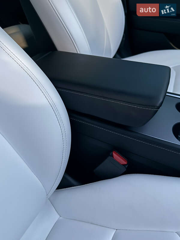 Седан Tesla Model 3 2021 в Луцке
