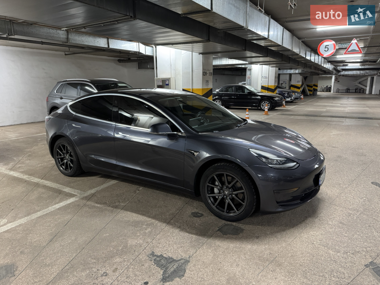 Модель 3, 19 рік у відмінному стані. Все працює без зауважень. Можливий продаж за крипту.
