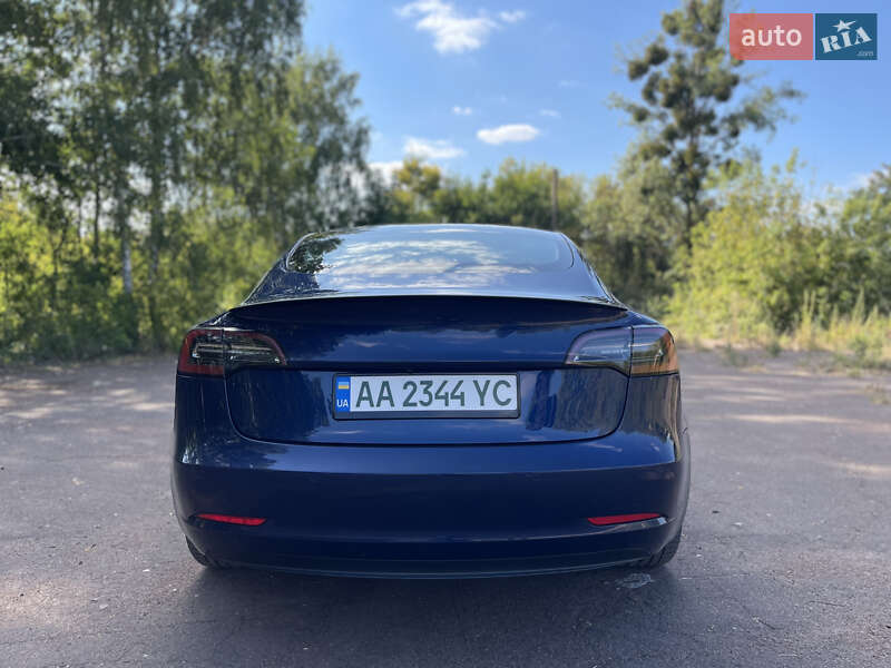 Седан Tesla Model 3 2021 в Киеве