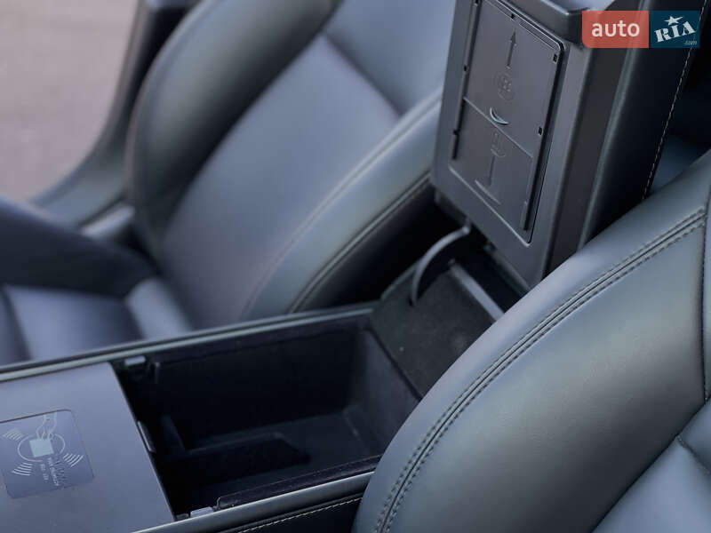 Седан Tesla Model 3 2021 в Киеве