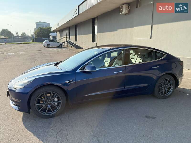 Седан Tesla Model 3 2018 в Львові